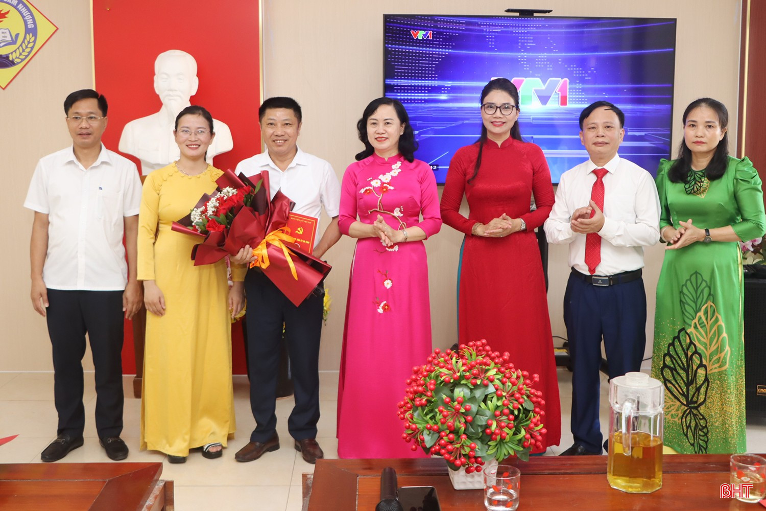 Trưởng ban Tổ chức Tỉnh ủy Trương Thanh Huyền tặng hoa chúc mừng Trường Tiểu học Cẩm Nhượng.