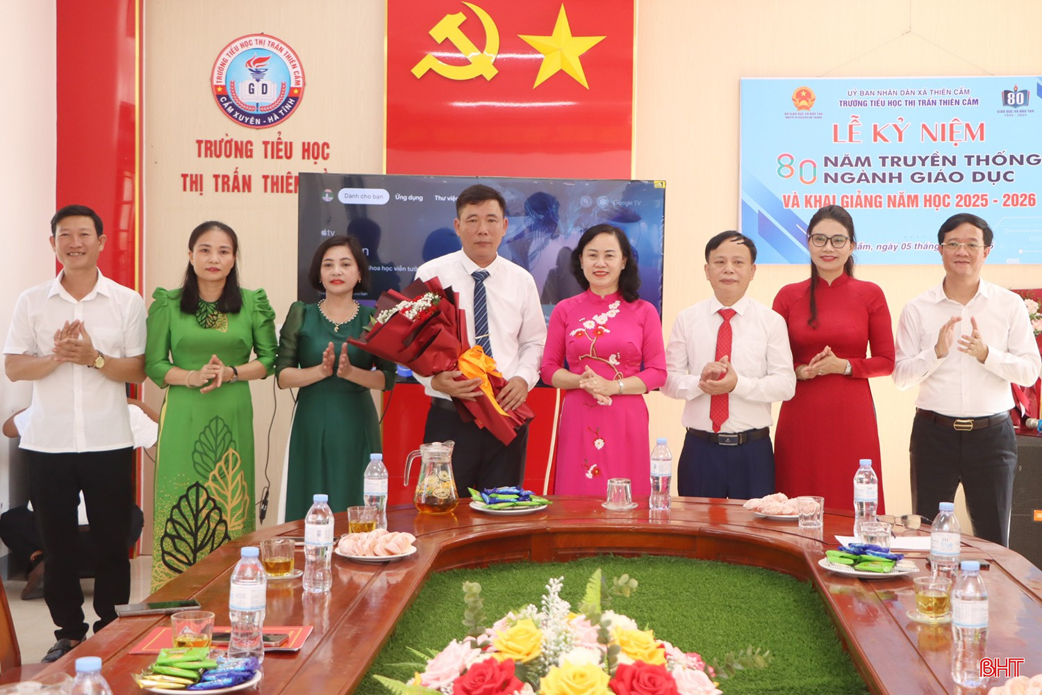 Trưởng ban Tổ chức Tỉnh ủy Trương Thanh Huyền tặng hoa chúc mừng tập thể Trường Tiểu học thị trấn Thiên Cầm.