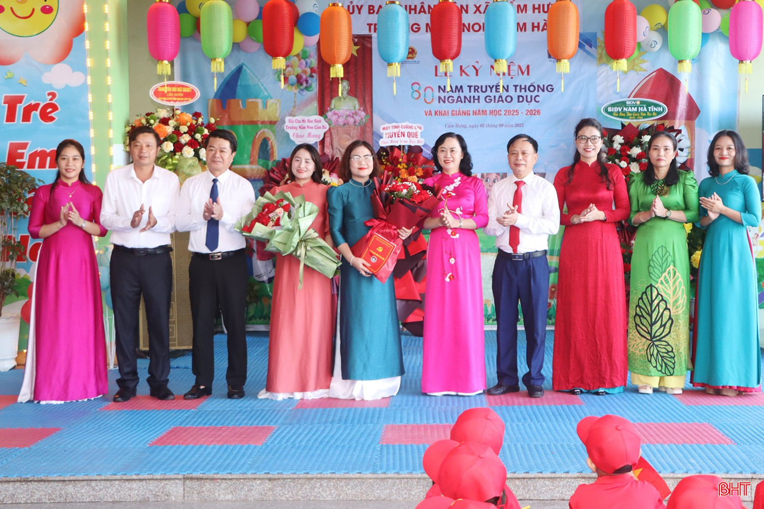 Trưởng ban Tổ chức Tỉnh ủy tặng hoa chúc mừng Trường Mầm non Cẩm Hà.