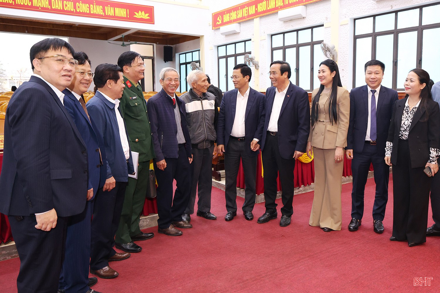 Các ứng cử viên ĐBQH và đại biểu HĐND tỉnh trò chuyện bên lề với cử tri xã Cẩm Bình.