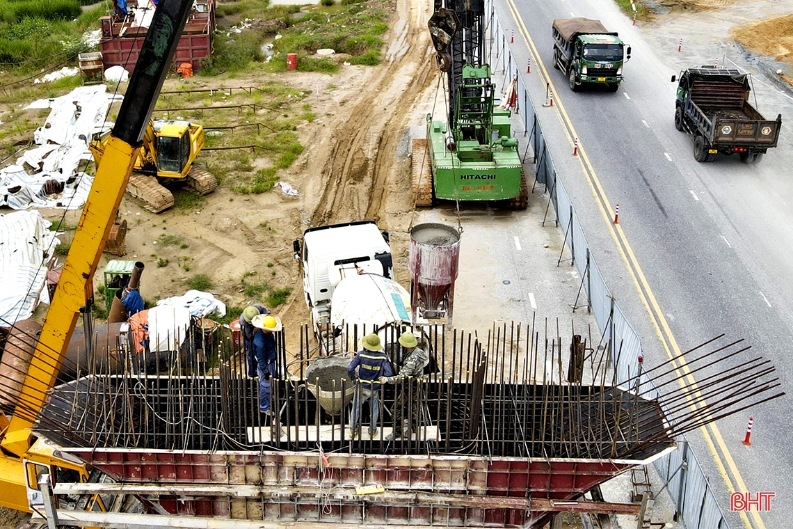Khoét núi, vượt sông thi công cao tốc hơn 11.100 tỷ đồng nối Nghệ An - Hà Tĩnh