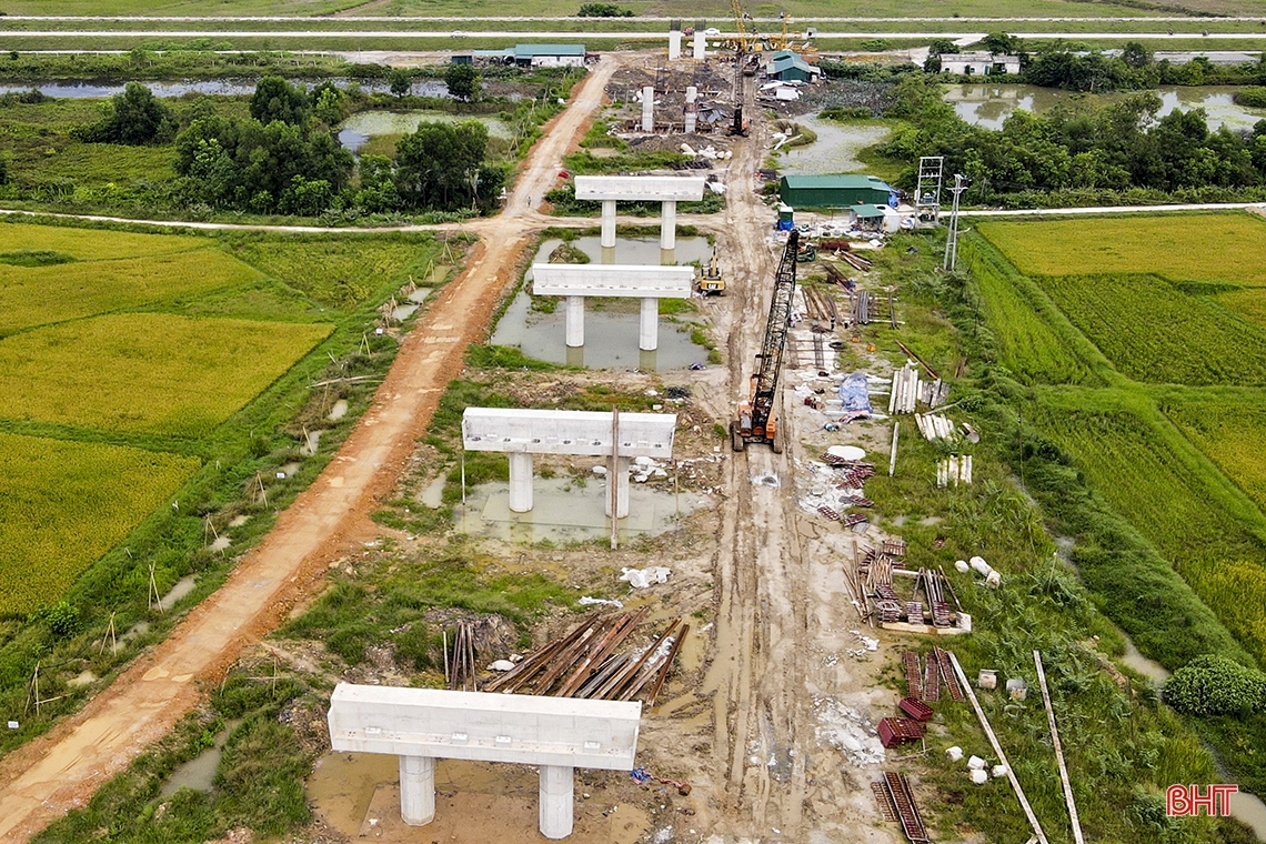 Khoét núi, vượt sông thi công cao tốc hơn 11.100 tỷ đồng nối Nghệ An - Hà Tĩnh