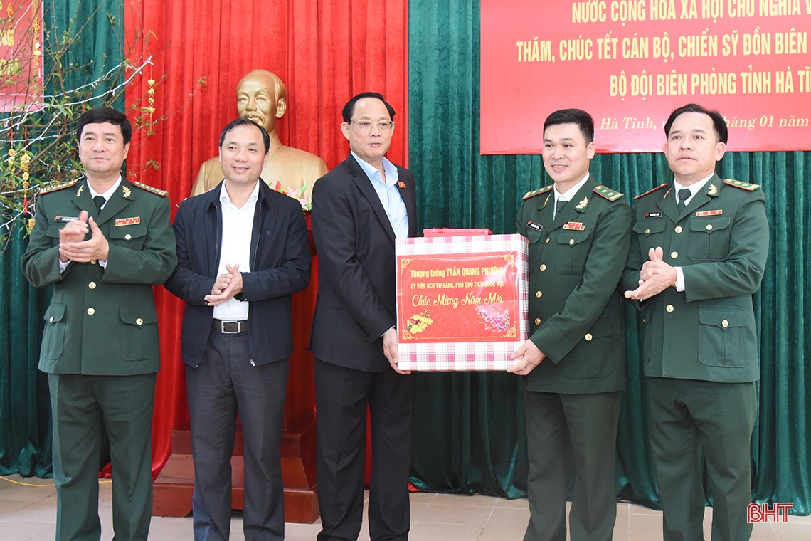 Phó Chủ tịch Quốc hội chúc tết người dân, cán bộ, chiến sỹ ở Hà Tĩnh