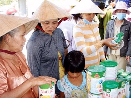 Khách hàng chọn mua sữa nội tại chợ phiên Tam Bình, Vĩnh Long.