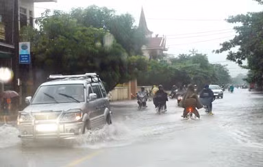 Mưa lũ gây ngập úng Quốc lộ 8A, đoạn qua thị trấn Phố Châu (Hương Sơn) - Ảnh: Minh Lý.