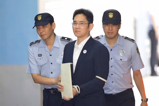Ông Lee Jae Yong được đưa tới toà hôm 25/8. Ảnh Reuters. pho chu tich samsung linh an 5 nam tu vi hoi lo va khai man