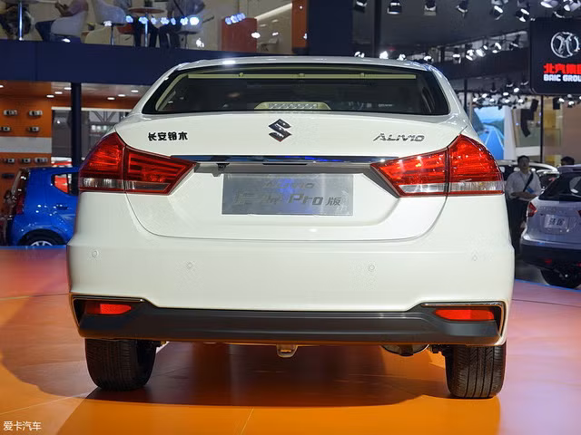 sedan gia re suzuki ciaz 2017 chinh thuc duoc ven man