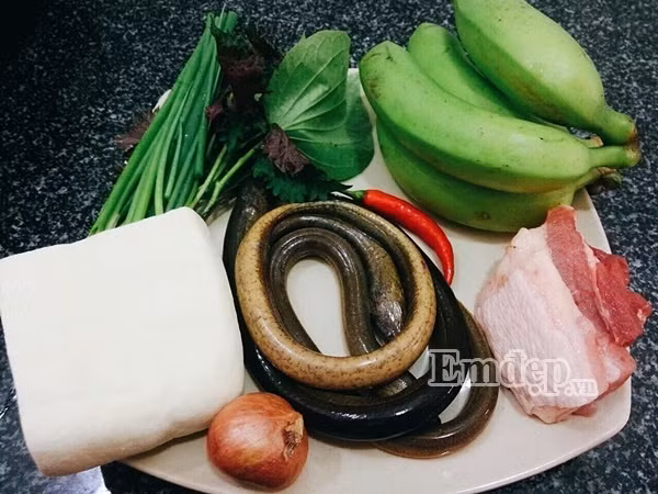 cach lam luon om chuoi xanh dan da nong hoi ngon lanh ngay mua