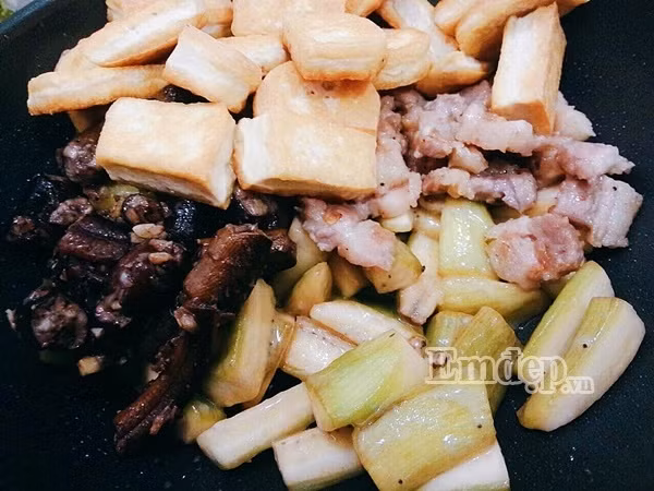 cach lam luon om chuoi xanh dan da nong hoi ngon lanh ngay mua