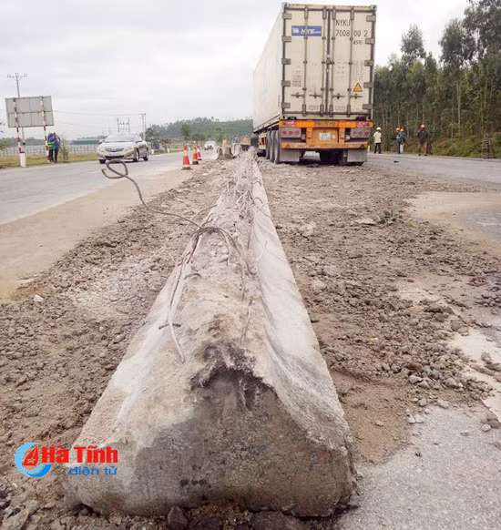 xe container mat lai cay tung 30m dai phan cach ql 1a