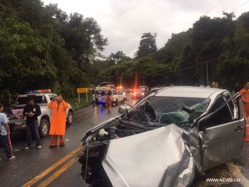 xe ban tai mat lai dam oto du lich o thai lan 14 nguoi bi thuong