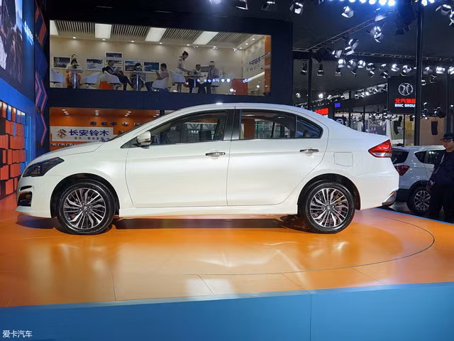 sedan gia re suzuki ciaz 2017 chinh thuc duoc ven man