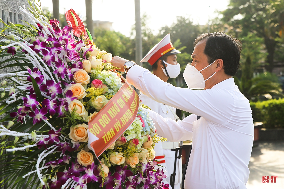 Lãnh đạo tỉnh Hà Tĩnh dâng hương tưởng niệm Chủ tịch Hồ Chí Minh