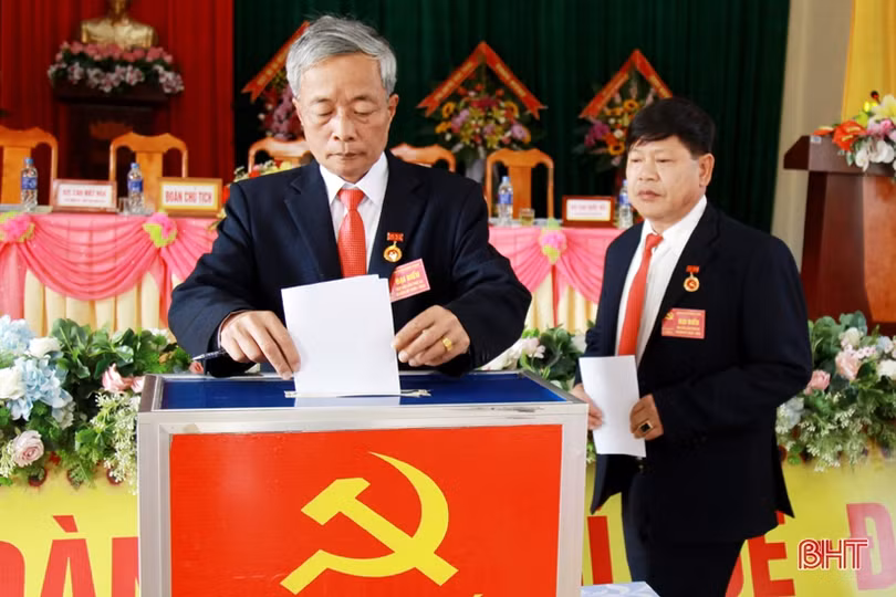 Nêu cao tinh thần trách nhiệm trước Đảng, Nhân dân, thực hiện thắng lợi mục tiêu Nghị quyết Đại hội Đảng bộ xã Hương Trạch đề ra