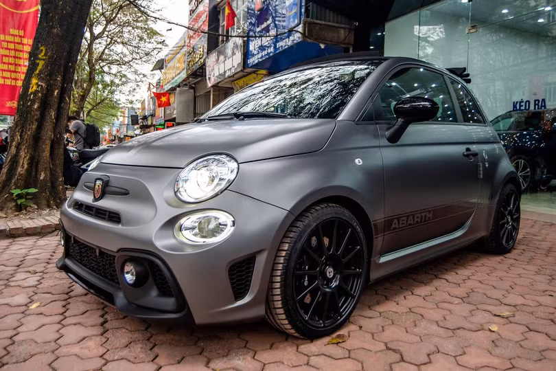 Xe thể thao “tí hon” giá 2,8 tỷ đồng