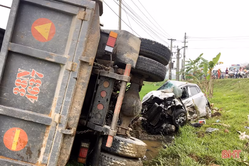 Sau va chạm, 2 ô tô cùng “dìu” nhau xuống ruộng!
