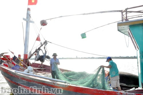 Các chính sách hỗ trợ của tỉnh đã giúp nhiều ngư dân đóng tàu đánh bắt xa bờ.