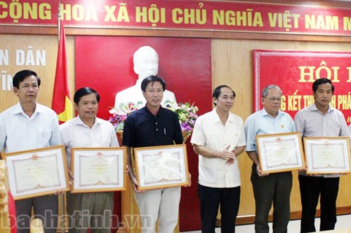 Phó Chủ tịch Thường trực UBND tỉnh Nguyễn Thiện trao bằng khen cho các tập thể có thành tích xuất sắc trong triển khai thực hiện Pháp lệnh Cựu chiến binh Việt Nam