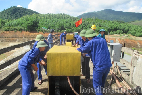 Vận hành tràn bằng thủ công khi mất điện (cả điện lưới và máy phát)