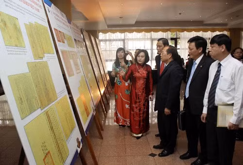 Đại biểu dự lễ xem trưng bày tài liệu Châu bản triều Nguyễn. Ảnh: Thanh Tùng-TTXVN
