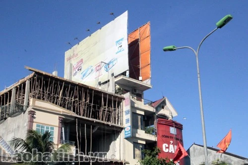 Việc treo lắp biển quảng cáo phải tuân thủ các quy định của Luật Quảng cáo.