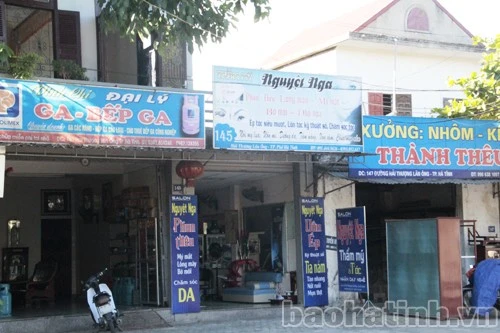 Cần kiên quyết xử lý các trường hợp treo lắp biển quảng cáo không đúng quy định