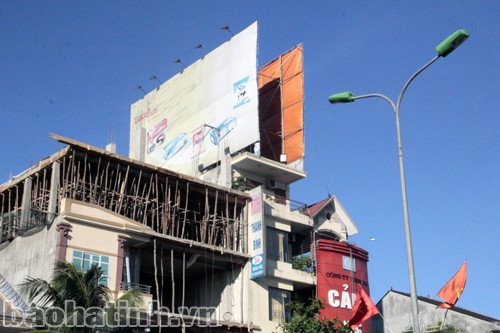 Việc treo lắp biển quảng cáo phải tuân thủ các quy định của Luật Quảng cáo.