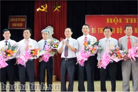 Đảng bộ cơ quan UBND huyện Vũ Quang tặng cờ lưu niệm cho các thí sinh.