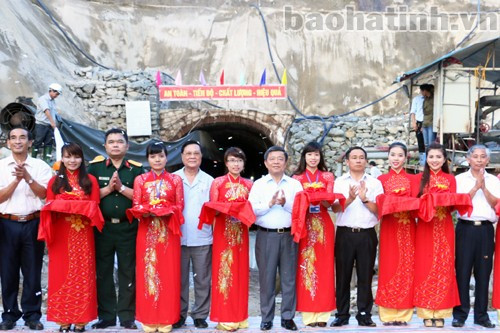 Các đồng chí lãnh đạo tỉnh cùng chủ đầu tư, đơn vị thi công cắt băng thông kỹ thuật hầm Tuynel dẫn nước dài gần 2km