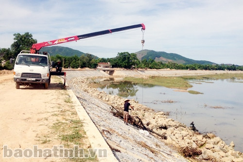 Tranh thủ thời tiết thuận lợi, các nhà thầu đẩy nhanh tiến độ thi công kè sông Rác.