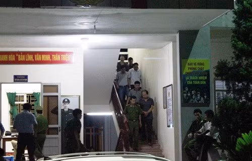 Cảnh sát dẫn giải Lê Đức Hải hôm 1/8. Ảnh: Lê Hoàng.