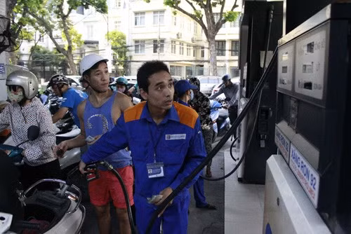 Bộ Tài chính đề nghị các doanh nghiệp kinh doanh xăng dầu đầu mối giảm giá xăng. Ảnh: Trọng Đạt - TTXVN