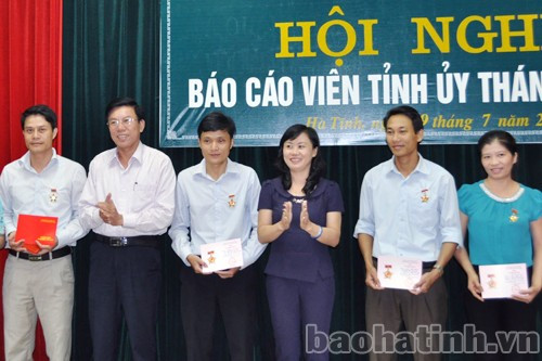 Trao tặng Kỷ niệm chương Vì sự nghiệp Tuyên giáo cho 8 cá nhân có thành tích Trao tặng Kỷ niệm chương Vì sự nghiệp Tuyên giáo cho 8 cá nhân có thành tích