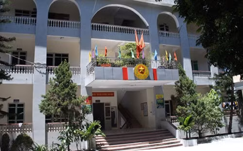 Phát hiện cảnh sát bao vây khu nhà, Lê Đức Hải đã ôm hai bọc tiền chạy lên lan can tầng 2 tẩu tán ở chậu cây cảnh. Ảnh: Lê Hoàng.