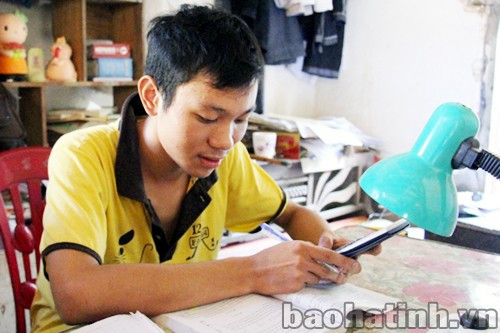 Thủ khoa Trần Văn Cường bên góc học tập đơn sơ Thủ khoa Trần Văn Cường bên góc học tập đơn sơ