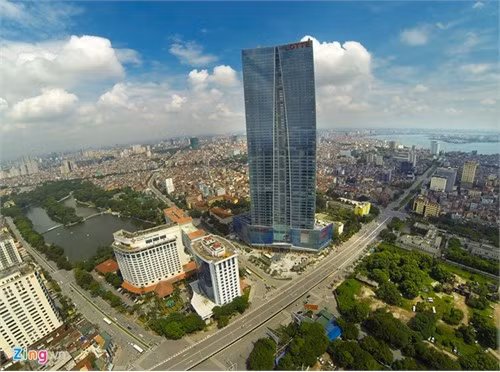 Sau 5 năm thi công và hoàn thiện (từ ngày 22/10/2009, cất nóc vào tháng 7/2013), tòa tháp Lotte Center Hà Nội đang chuẩn bị cho ngày khánh thành vào dịp 2/9. Với 65 tầng, 267m, Lotte Center Hà Nội sẽ vượt Bitexco Financial Tower (Sài Gòn) để chiếm vị trí cao thứ nhì Việt Nam, sau tòa tháp Hanoi Landmark Tower (Keangnam - 336m).