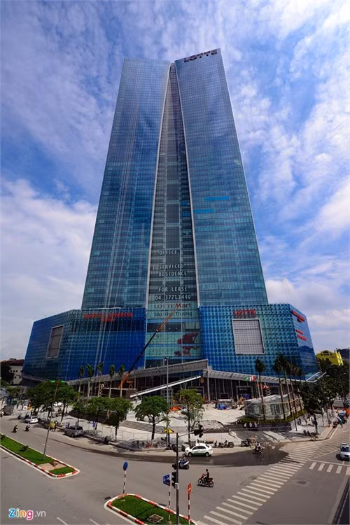 Sau 5 năm thi công và hoàn thiện (từ ngày 22/10/2009, cất nóc vào tháng 7/2013), tòa tháp Lotte Center Hà Nội đang chuẩn bị cho ngày khánh thành vào dịp 2/9. Với 65 tầng, 267m, Lotte Center Hà Nội sẽ vượt Bitexco Financial Tower (Sài Gòn) để chiếm vị trí cao thứ nhì Việt Nam, sau tòa tháp Hanoi Landmark Tower (Keangnam - 336m).