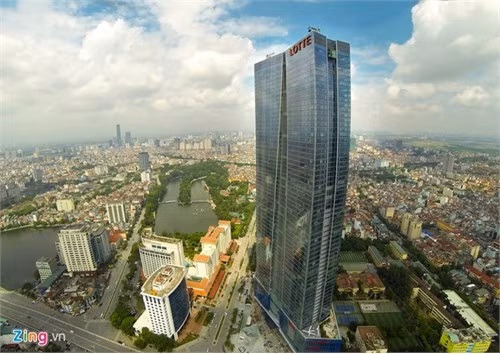 Tòa nhà phân bổ khu văn phòng từ tầng 8 đến 31, khu căn hộ dịch vụ từ tầng 33 đến 64 tại tháp phía Tây, khách sạn 5 sao từ tầng 33 đến 64 tháp phía Đông, trung tâm thương mại từ tầng 1 đến tầng 6, đại siêu thị nằm ở tầng hầm 1. Đài quan sát nằm trên tầng cao nhất (tầng 65).