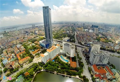 Lotte Center cung cấp đầy đủ các dịch vụ văn phòng, khách sạn 5 sao, căn hộ dịch vụ, trung tâm mua sắm, siêu thị, đài quan sát... Ngoài ra, tòa tháp còn có khu giải trí chuyên biệt gồm trung tâm thể dục thể thao, sân golf bao lưới, bể bơi, spa...