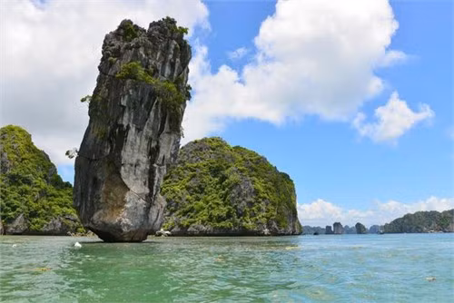 Qua hòn Con Cóc khoảng 30 phút chạy tàu, du khách sẽ thấy một đảo đá như chiếc bút khổng lồ nổi lên giữa mặt biển mênh mông. Đó chính là hòn Bút - "tượng đài" tri thức của Rồng Mẹ muốn gửi lại các thế hệ hôm nay. Ảnh: Nguyễn Thanh Sơn