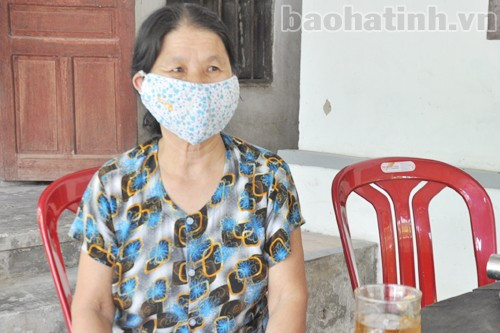 Bà Trịnh Thị Hồng thường phải đeo khẩu trang để chống đỡ lại mùi hôi thối Bà Trịnh Thị Hồng thường phải đeo khẩu trang để chống đỡ lại mùi hôi thối