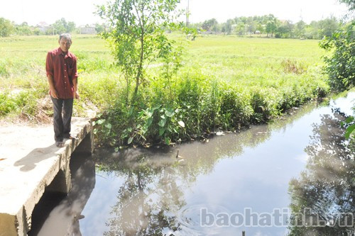 Mương dẫn đang thi công dang dở, khiến nước thải bị ứ đọng, gây ô nhiễm môi trường tại Tổ dân phố Tiền Tiến. Mương dẫn đang thi công dang dở, khiến nước thải bị ứ đọng, gây ô nhiễm môi trường tại Tổ dân phố Tiền Tiến.