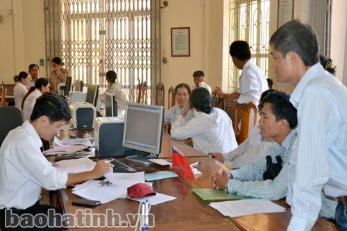 Cán bộ tín dụng Agribank Cẩm Xuyên hỗ trợ khách hàng thực hiện thủ tục vay vốn.