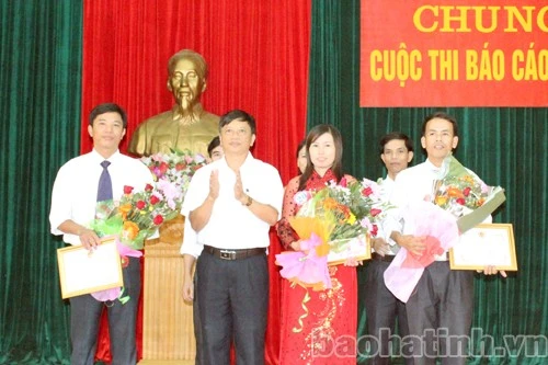 Hương Sơn tổ chức cuộc thi báo cáo viên giỏi để đánh giá chất lượng, năng lực và có kế hoạch bồi dưỡng cho đội ngũ báo cáo viên. Hương Sơn tổ chức cuộc thi báo cáo viên giỏi để đánh giá chất lượng, năng lực và có kế hoạch bồi dưỡng cho đội ngũ báo cáo viên.