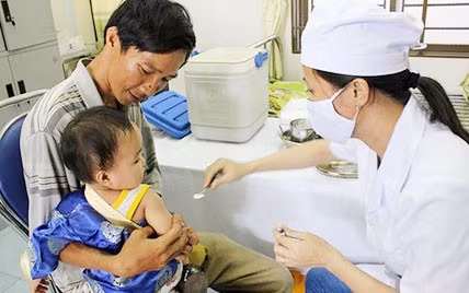Tiêm phòng viêm gan B cho trẻ em (Ảnh: NLĐ)