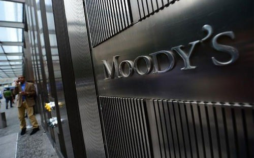 Moody’s cho rằng sẽ xem xét tiếp tục nâng bậc xếp hạng tín nhiệm cho Việt Nam trong trường hợp Việt Nam có sự cải thiện mạnh mẽ về tình trạng tài chính của hệ thống ngân hàng và doanh nghiệp nhà nước, điều này đồng nghĩa với việc giảm rủi ro nghĩa vụ nợ dự phòng đối với ngân sách của Chính phủ.