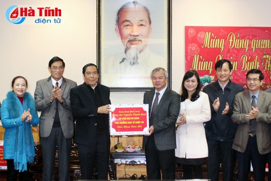 Phó ban Tổ chức trung ương Nguyễn Thanh Bình tặng quà chúc Tết lãnh đạo tỉnh