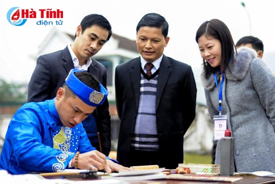 Trần Văn Phố viết thư pháp tại chương trình “Bánh chưng xanh - Chia sẻ xuân Hồng” vừa được Thị Đoàn Hồng Lĩnh tổ chức. Ảnh: Phan Linh Châu Trần Văn Phố viết thư pháp tại chương trình “Bánh chưng xanh - Chia sẻ xuân Hồng” vừa được Thị Đoàn Hồng Lĩnh tổ chức. Ảnh: Phan Linh Châu