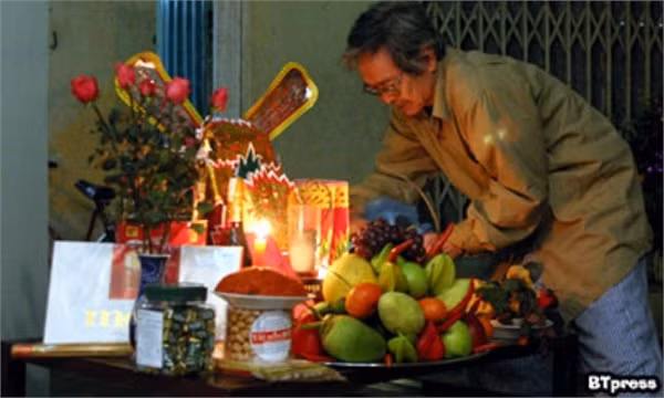 Cúng giao thừa ngoài trời. Ảnh minh họa