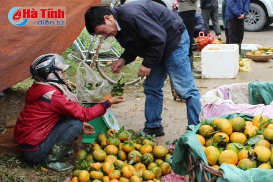Khách qua đường rất thích thú nên dừng lại mua rất đông. Điều đặc biệt là người dân thường cho khách ăn thử trước khi mua và không bao giờ cân sai.